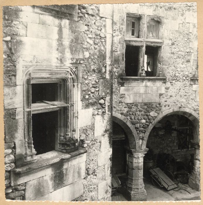 cour intérieure, aile ouest, galerie du rez-de-chaussée et tour d’escalier, vue partielle