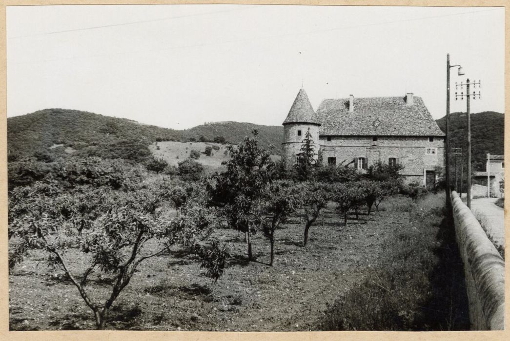 vue générale du château dans son environnement depuis le Sud