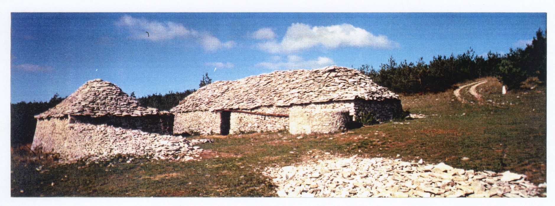 vue générale des bâtiments (cabane du berger, citerne et bergerie) (photocopie numérisée)