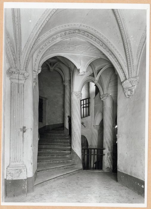 escalier monumental, vue partielle du palier du 2e niveau