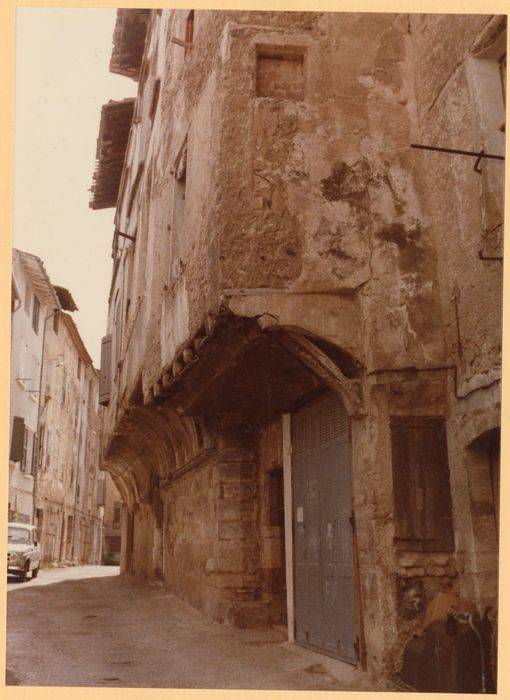 façade sur rue, vue partielle