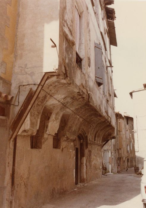 façade sur rue, vue partielle