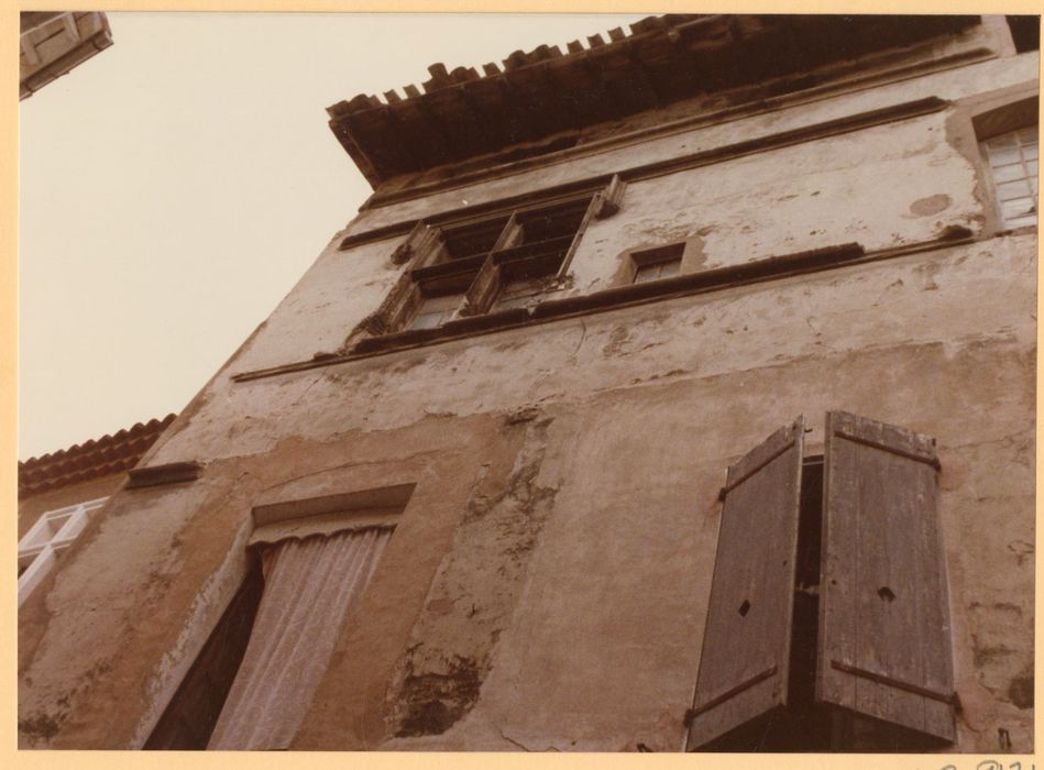 façade sur rue, vue partielle