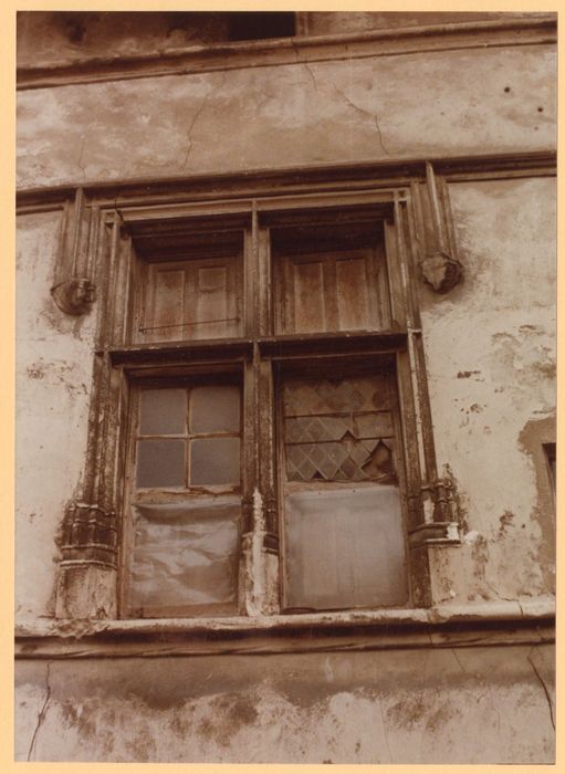 façade sur rue, détail de la fenêtre à meneaux du 2e étage