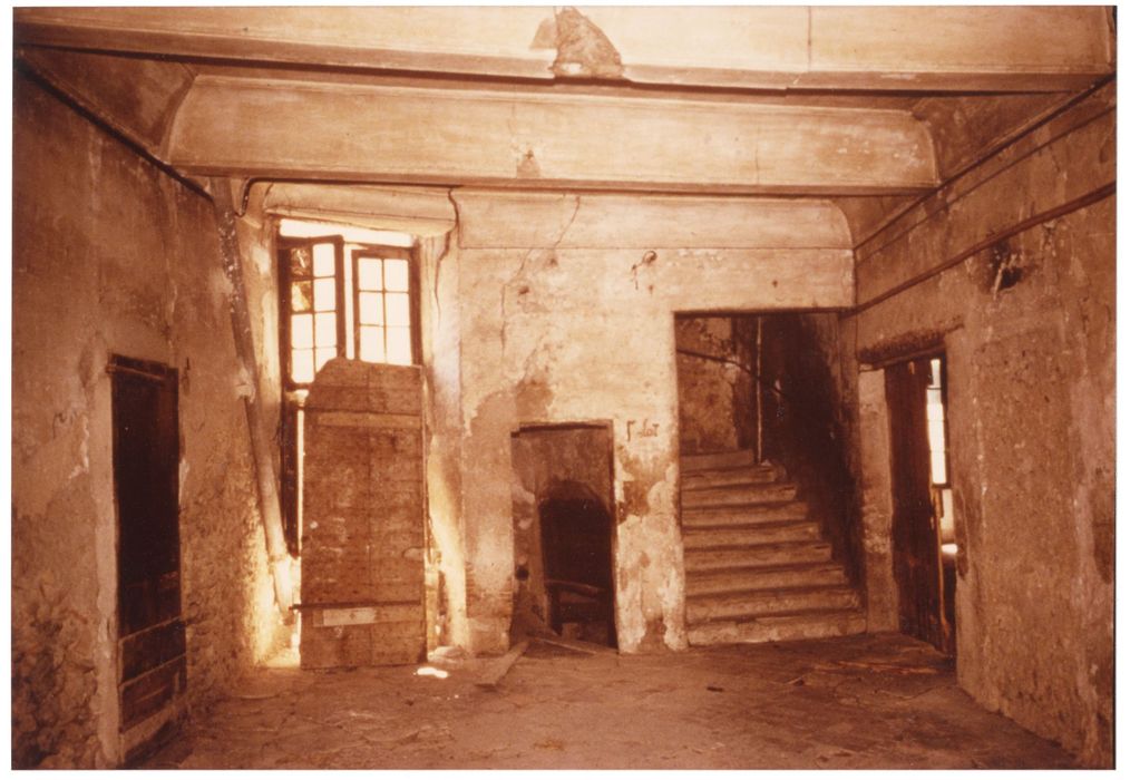 hall d’entrée avec le départ de l’escalier