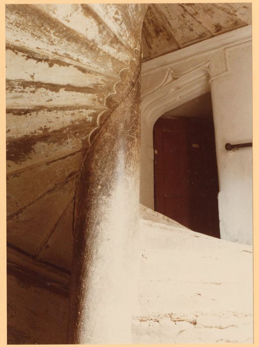 escalier à vis, vue partielle, porte au 1er étage