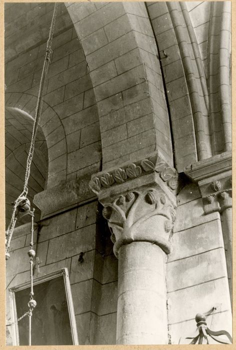 Arc triomphal, détail d’un chapiteau sculpté