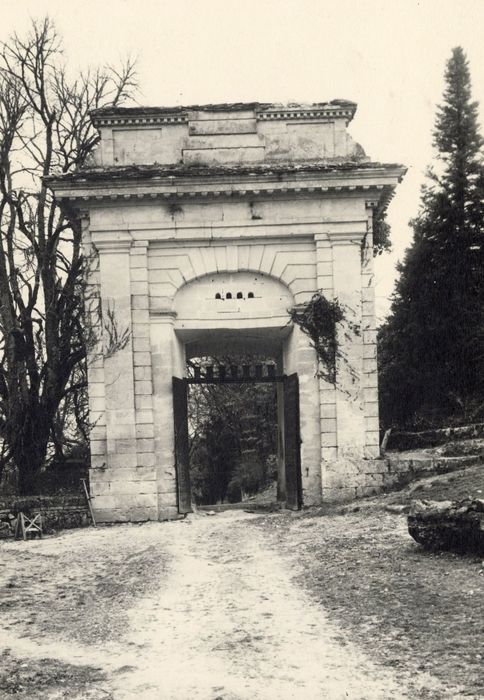 portail d’accès monumental, élévation ouest