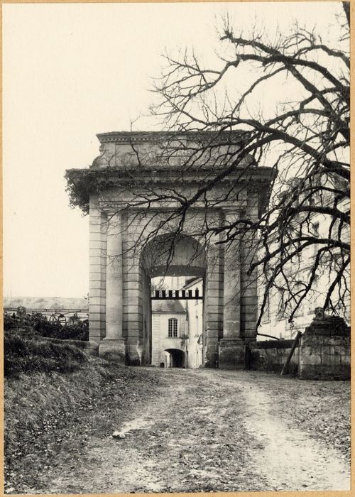 portail d’accès monumental, élévation est