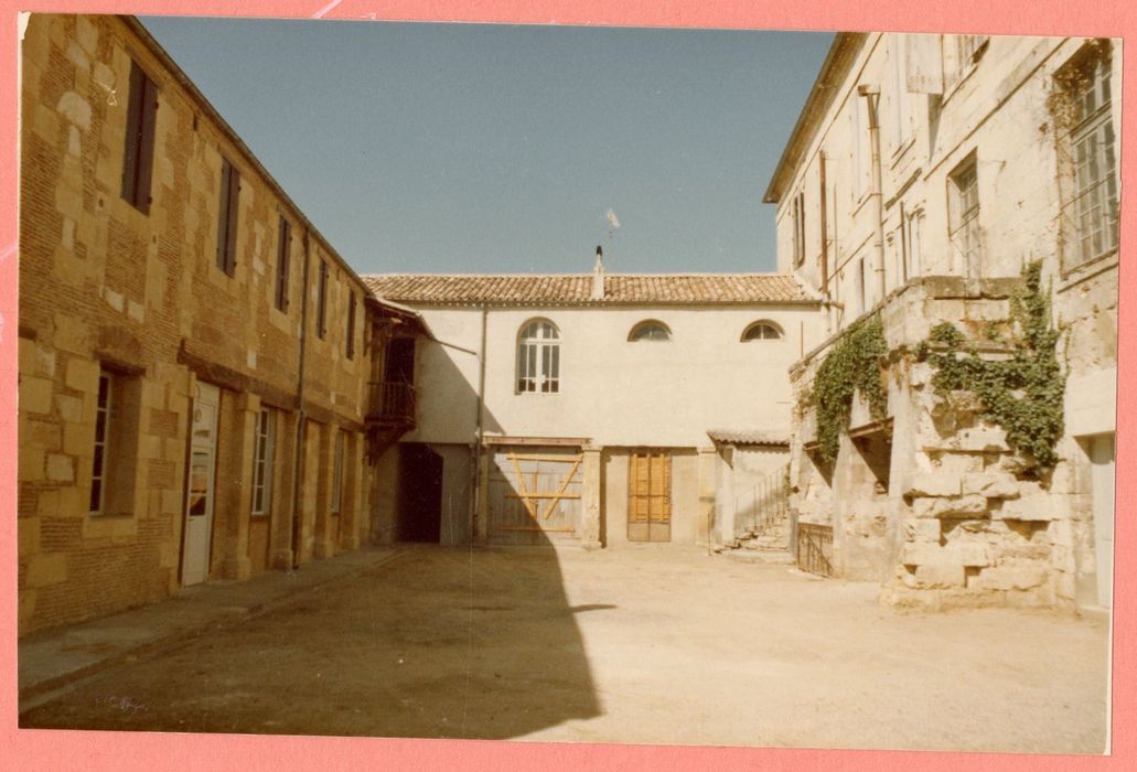 cour intérieures, façades nord, est et sud, vue partielle