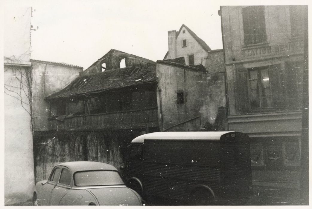 façade sur rue, vue partielle