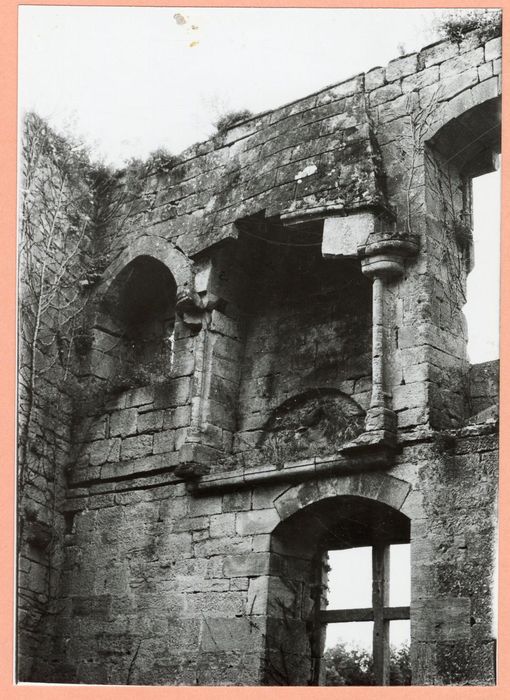 détail d’une cheminée monumentale, mur ouest