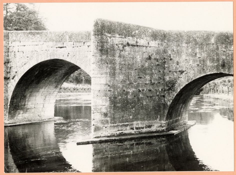 vue partielle du pont depuis l’amont, rive nord