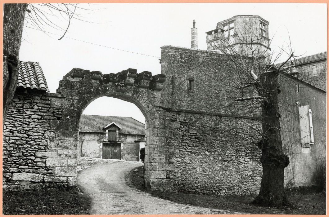 portail d’accès sud à la cour intérieure