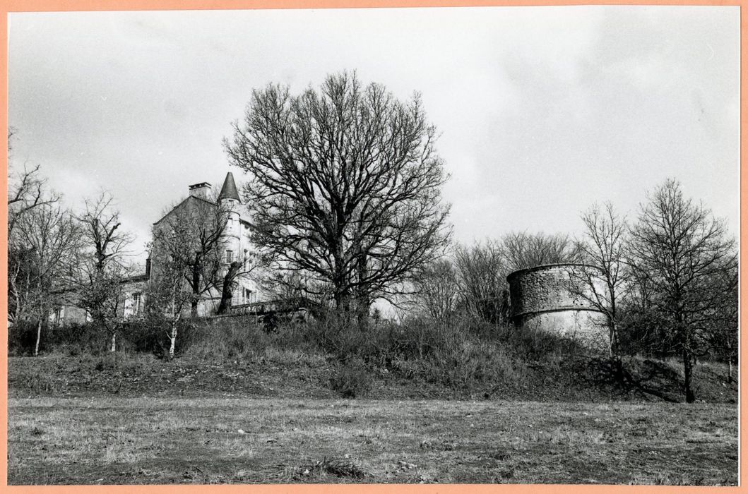 vue partielle du château dans son environnement depuis le le Sud