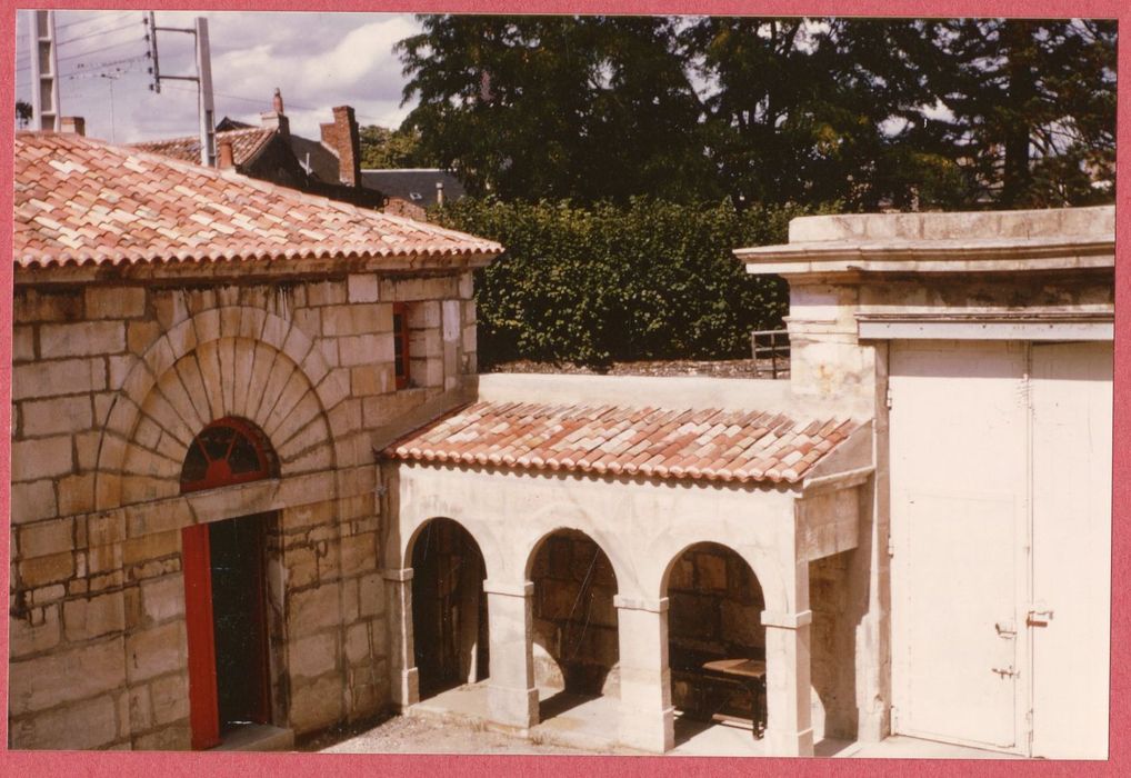 cour d’honneur, communs, galerie sud-ouest au revers du mur fermant la cour au nord-est