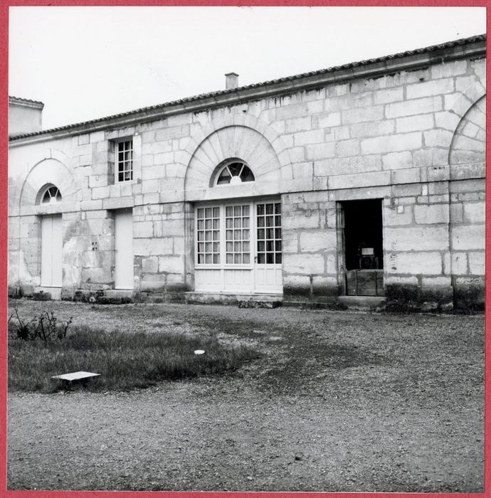 cour d’honneur, communs, façade sud-est