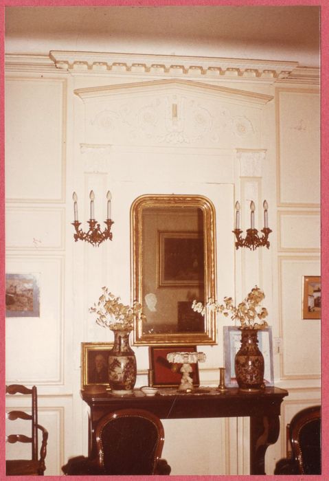 salon du rez-de-chaussée, vue partielle des décors