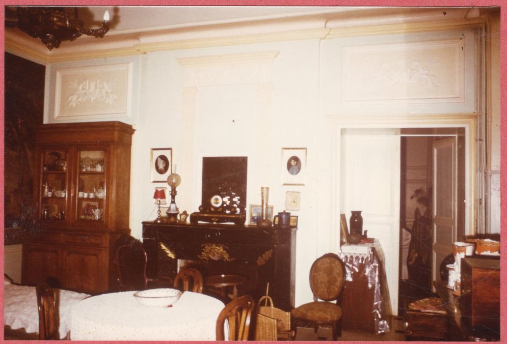 salle à manger, vue partielle des décors