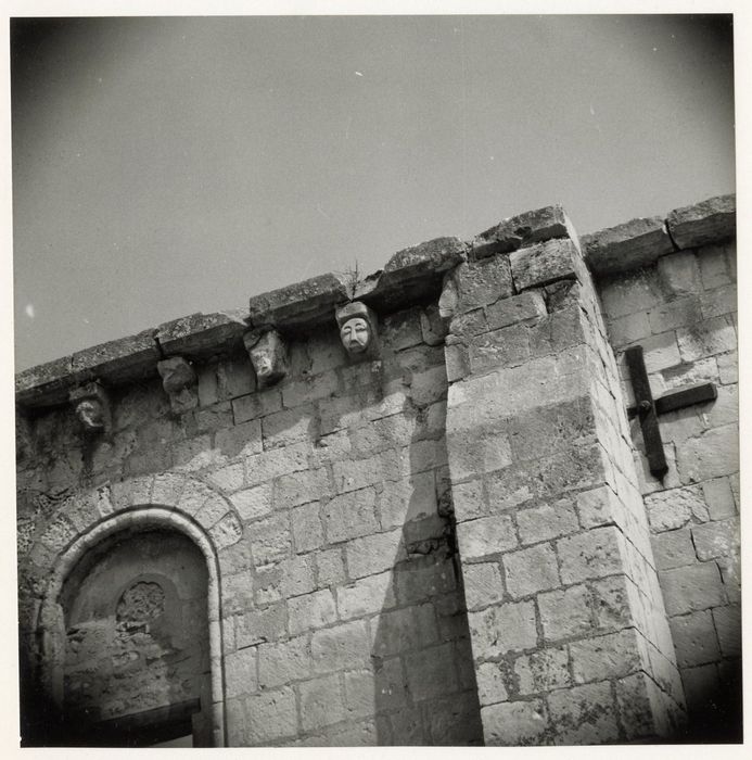 façade sud, détail des corbeaux sculptés