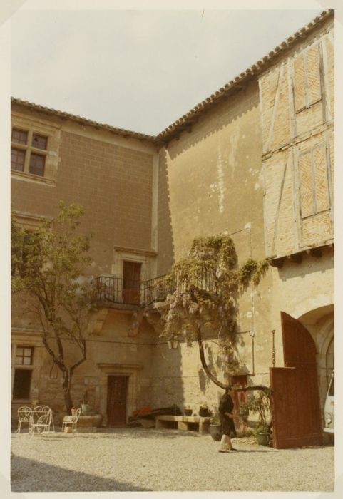 Cour intérieure, angle des façades sud-est et sud-ouest