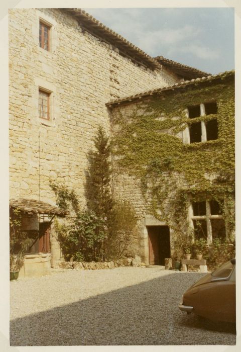 cour intérieure, angle des façades sud-ouest et nord-ouest