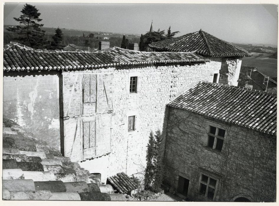 Aile nord, façade sud-est sur la cour intérieure, vue partielle