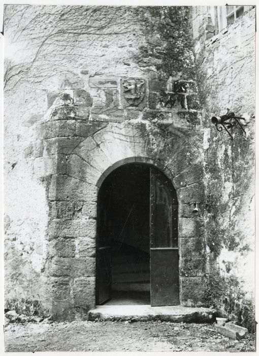 façade est, porte d’accès à la tourelle d’escalier