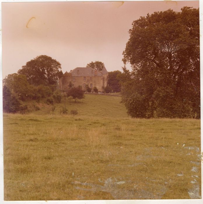 vue générale du château dans son environnement depuis le Sud-Ouest