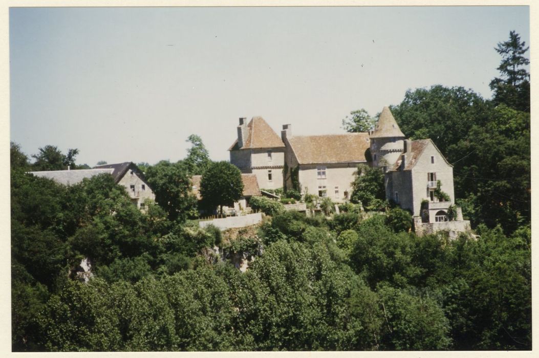 vue générale du château dans son environnement depuis le Sud-Ouest