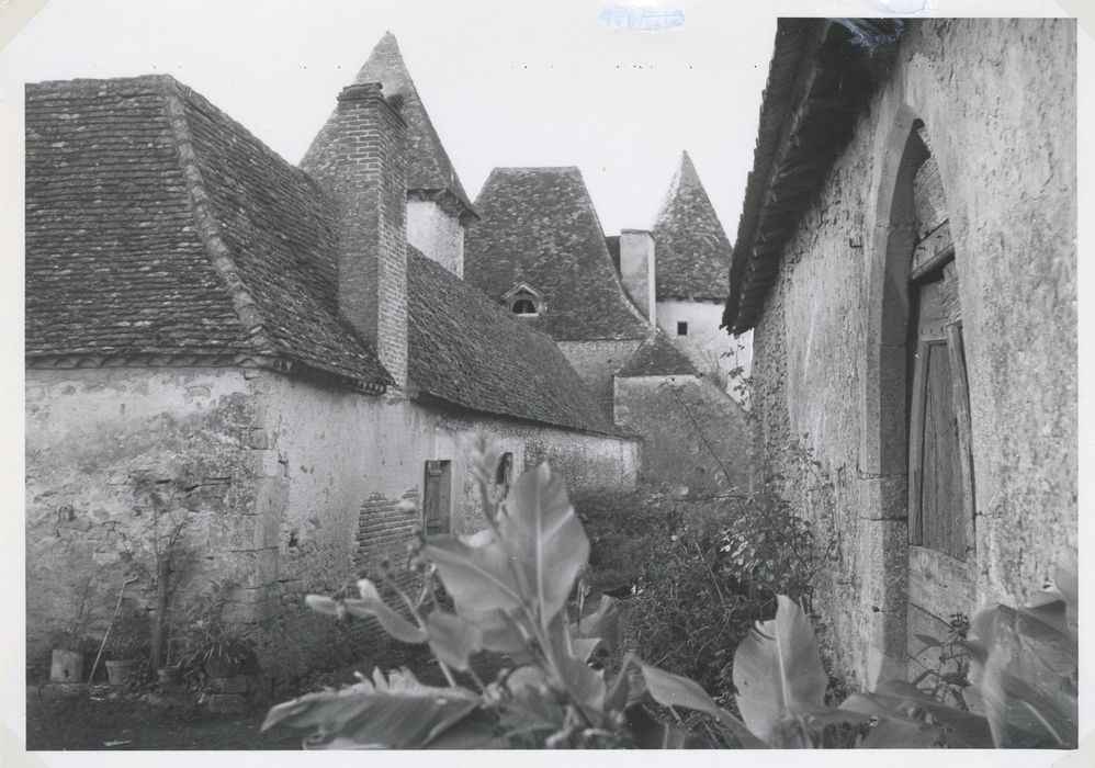 vue partielle des bâtiments depuis le chemin nord