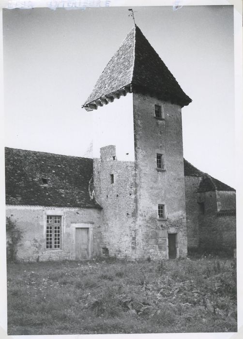 tour située à l’angle nord-ouest de la cour intérieure, élévations sud et est