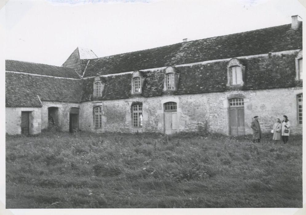 cour intérieure, bâtiment situé au Sud, façade nord