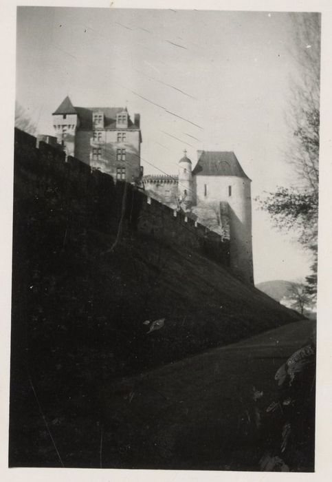 vue partielle du château la route située en contrebas à l’Est