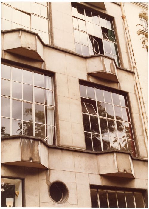 façade sur rue, vue partielle