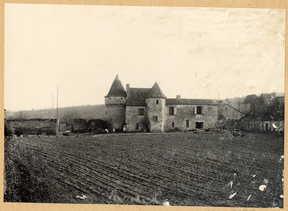 vue générale du château dans son environnement depuis l’Ouest