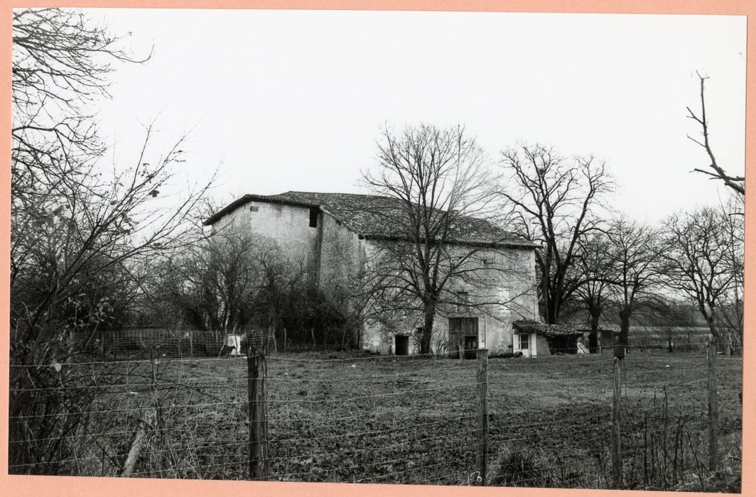 Vue partielle de l’église et de son bâtiment accolé sur le flanc nord depuis le Nord-Est