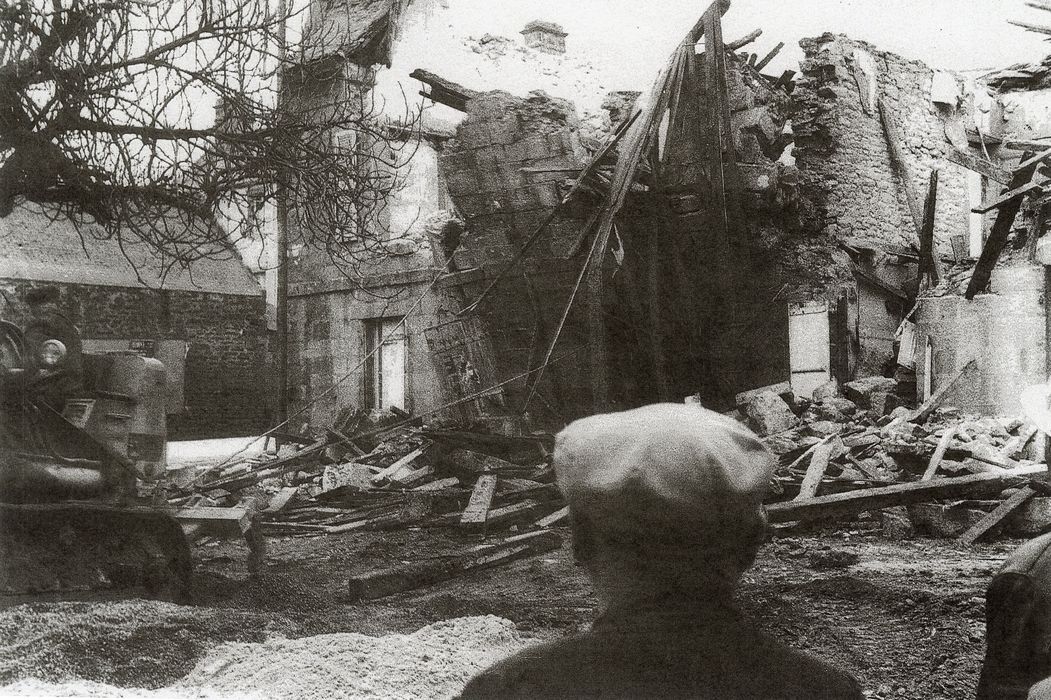 maison en cours de démolition (photocopie numérisée)