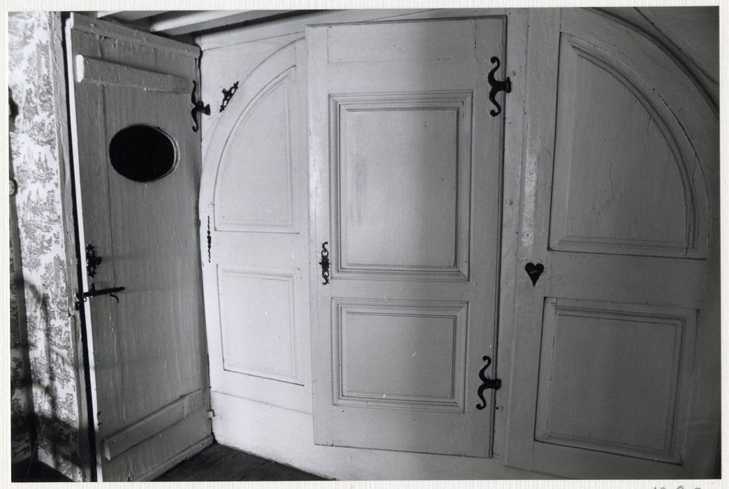 rez-de-chaussée, vantaux de la porte entresolé au-dessus de l’office pour les domestiques