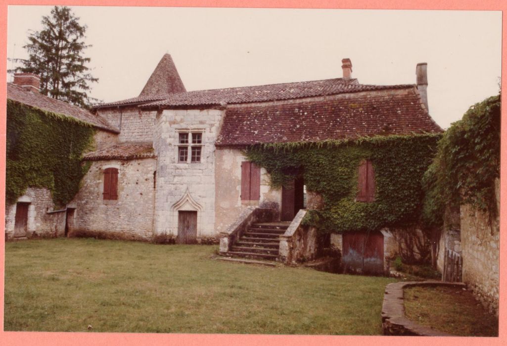 aile sud, façade nord-ouest, vue partielle