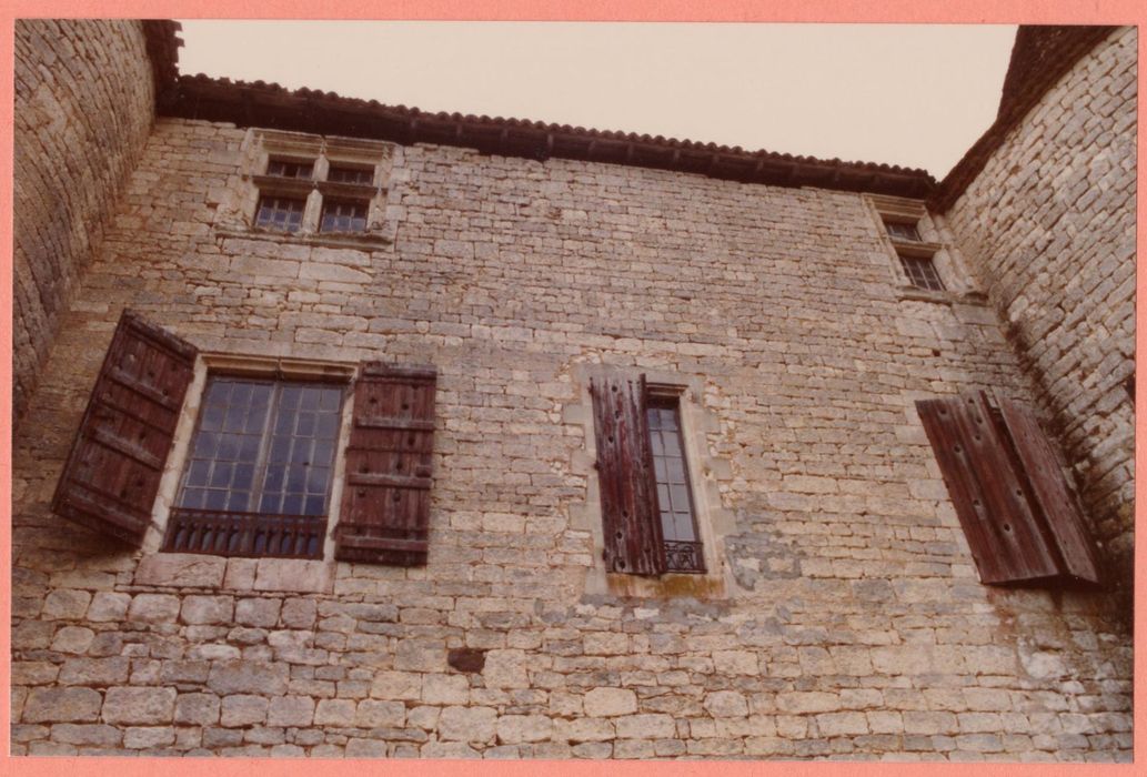 façade sud-est, vue partielle