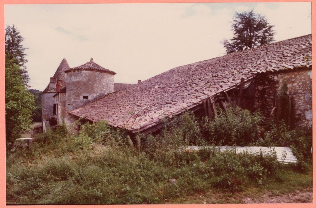 hangar au 1er plan,versant nord-est de la toiture
