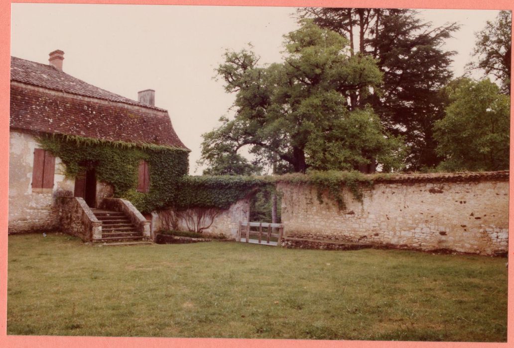 cour intérieure, mur de clôture ouest