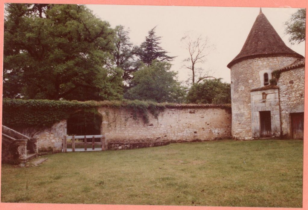 cour intérieure, mur de clôture ouest