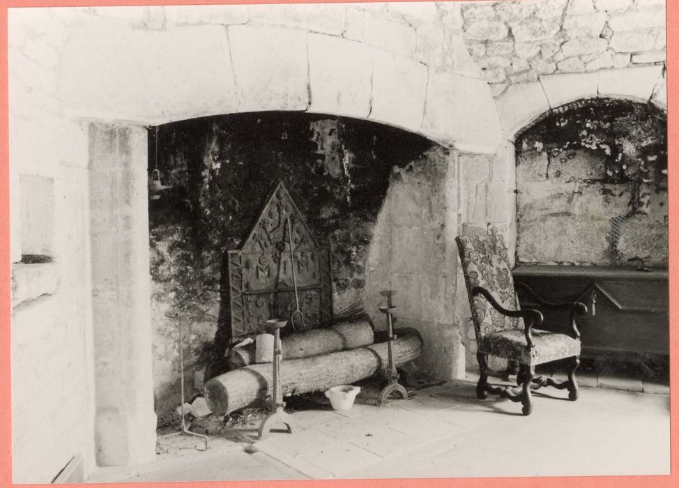 rez-de-chaussée, tour sud-ouest, cheminée monumentale