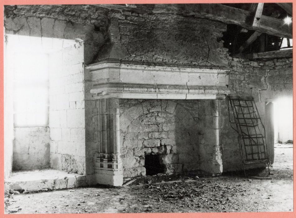bâtiment sud, 1er étage, cheminée monumentale de la salle est