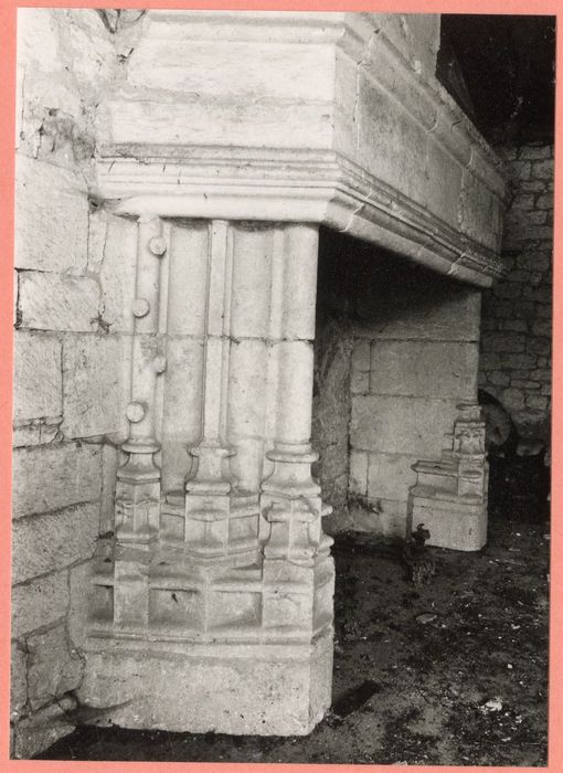 bâtiment sud, 1er étage, cheminée monumentale de la salle ouest