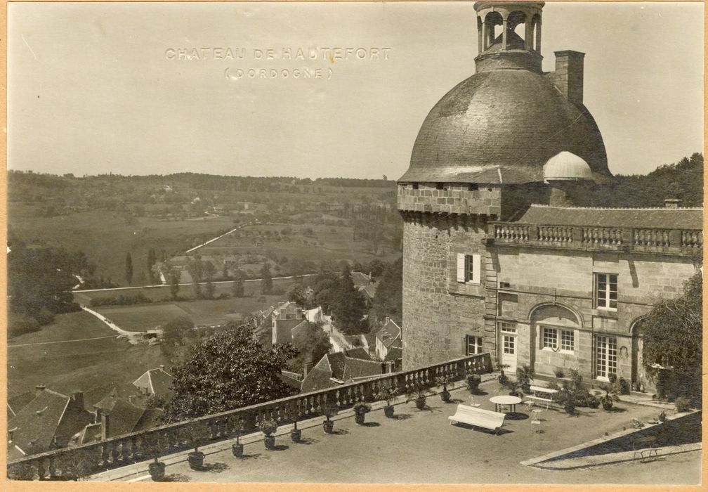 terrasse sud avec tour ouest, vue partielle