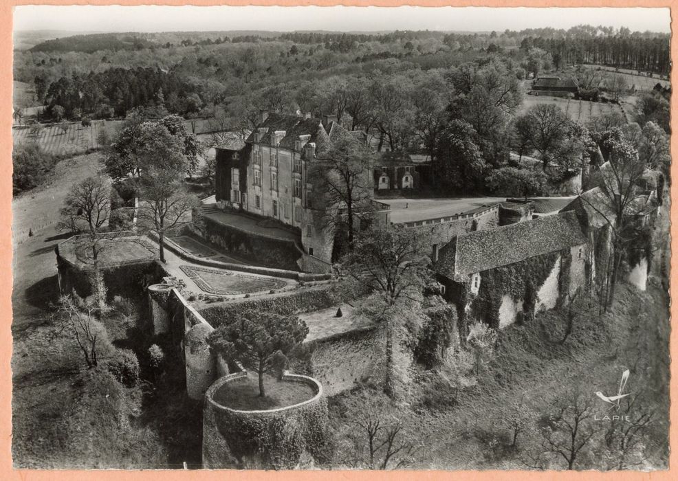 vue aérienne du château dans son environnement