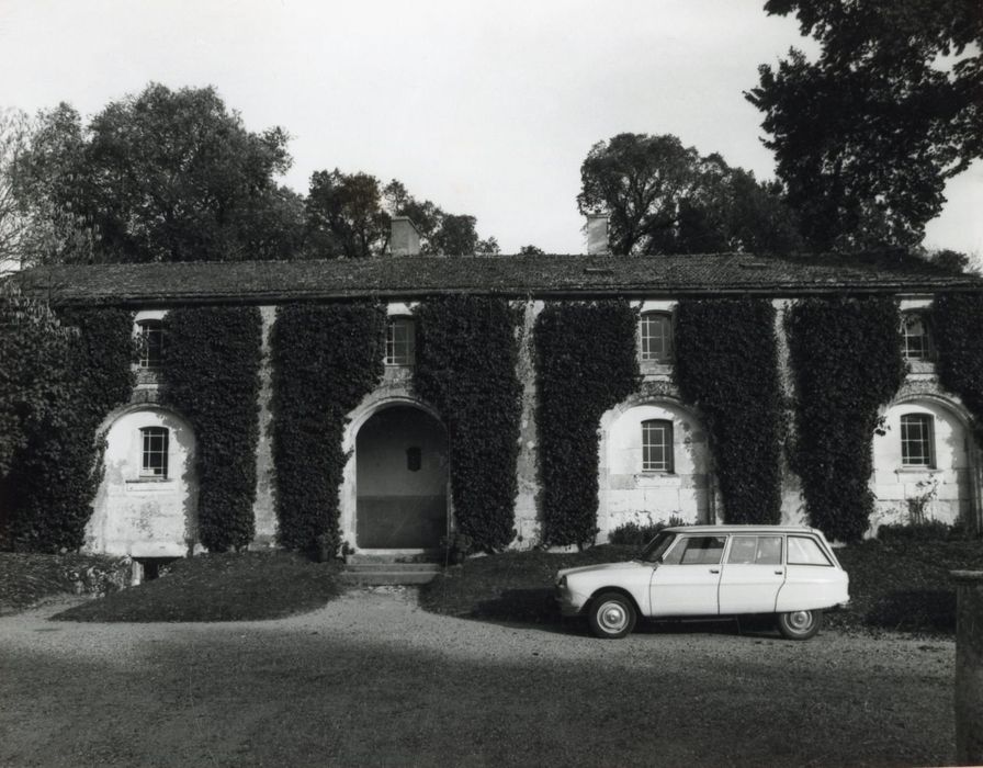 communs, façade ouest